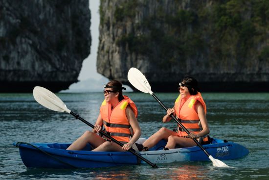 Halong Bucht Kreuzfahrten mit «The Au Co» ab Hanoi: activities: Kayaking 