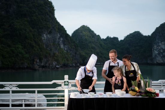Halong Bucht Kreuzfahrten mit «The Au Co» ab Hanoi: activities: Cooking Class 