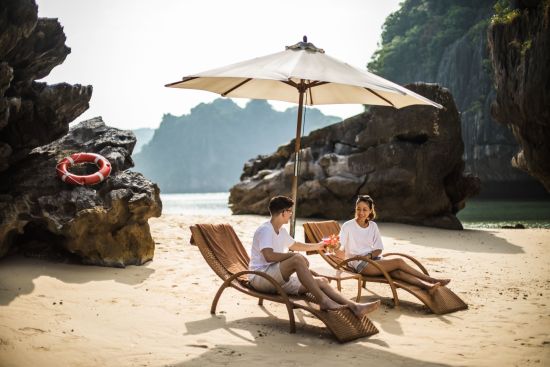 Halong Bucht Kreuzfahrten mit «The Au Co» ab Hanoi: activities: Relaxing on Beach