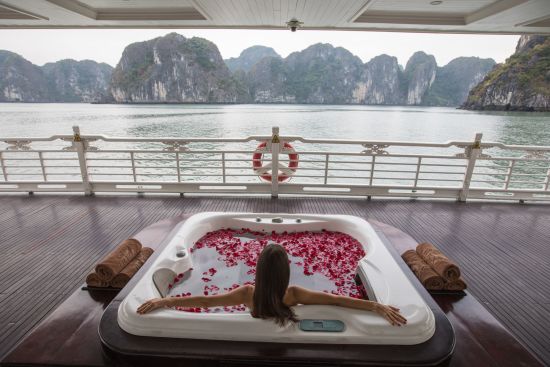 Halong Bucht Kreuzfahrten mit «The Au Co» ab Hanoi: wellness: Jacuzzi 