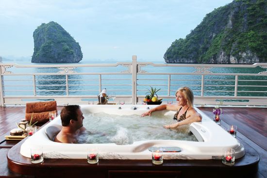 Halong Bucht Kreuzfahrten mit «The Au Co» ab Hanoi: wellness: Jacuzzi