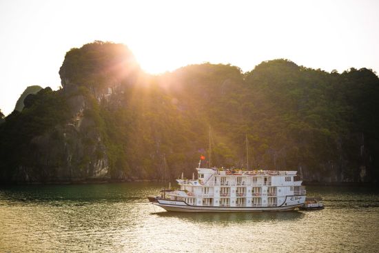 Halong Bucht Kreuzfahrten mit «Bhaya Classic» ab Hanoi: exterior: beach: exterior: Bhaya Classic Sunset