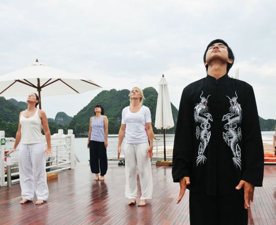 Croisières dans la baie de Halong avec «Bhaya Classic» de Hanoi: activities: Morning Tai chi
