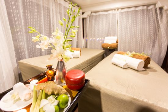 Croisières dans la baie de Halong avec «Bhaya Classic» de Hanoi: Bhaya Classic Spa