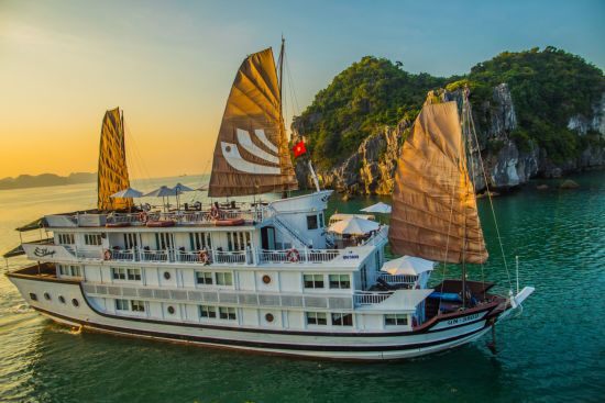Croisières dans la baie de Halong avec «Bhaya Classic» de Hanoi: exterior: Bhaya Classic