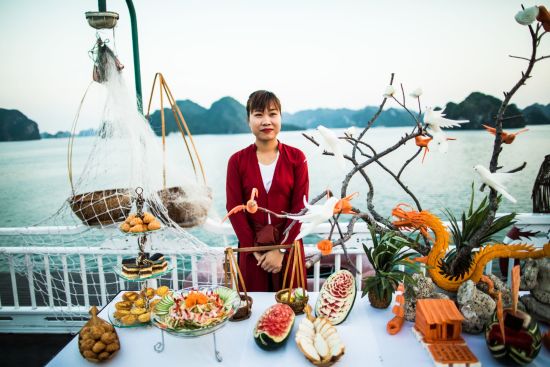Croisières dans la baie de Halong avec «Bhaya Classic» de Hanoi: f&b: BBQ on Sundeck 
