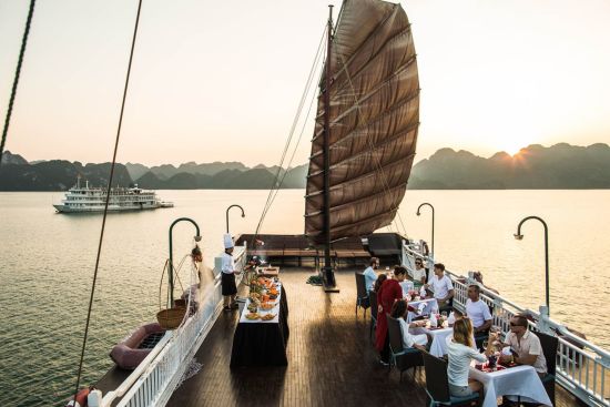 Croisières dans la baie de Halong avec «Bhaya Classic» de Hanoi: f&b: BBQ on Sundeck