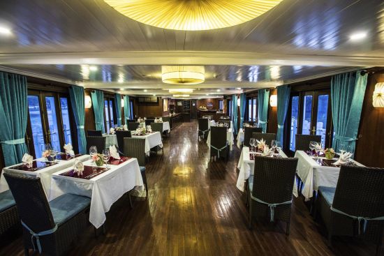 Croisières dans la baie de Halong avec «Bhaya Classic» de Hanoi: f&b: Restaurant