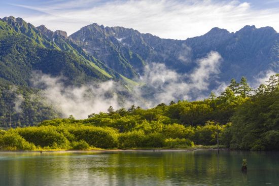 La diversité du Japon de Tokyo: Taisho pond in Kamikochi in the green season