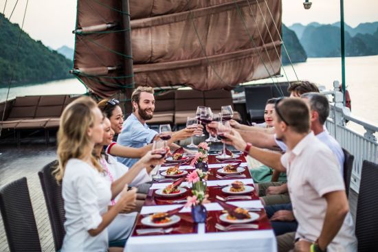 Croisières dans la baie de Halong avec «Bhaya Classic» de Hanoi: f&b: BBQ on Sundeck 