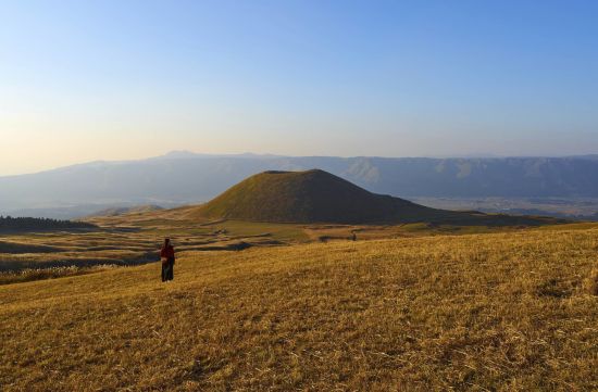 Kyushu – L'île ardente du Japon de Kagoshima: Girl walking up the slope at Komezuka of Mount Aso