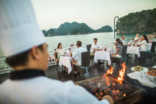 Croisières dans la baie de Halong avec «Bhaya Classic» de Hanoi: f&b: BBQ on Sundeck