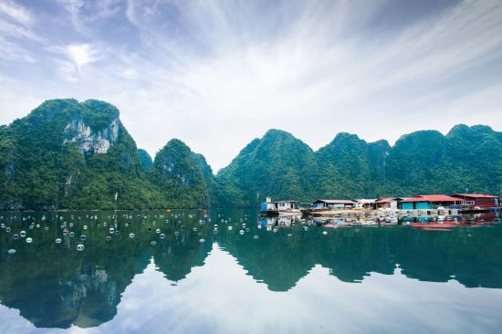 Croisières dans la baie de Halong avec «Bhaya Classic» de Hanoi: activities: Visiting Pearl Farm