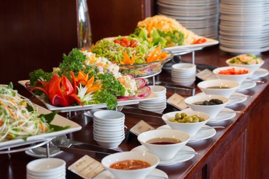 Croisières dans la baie de Halong avec «Bhaya Classic» de Hanoi: f&b: Buffet Lunch Salads
