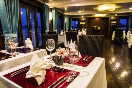 Croisières dans la baie de Halong avec «Bhaya Classic» de Hanoi: f&b: Restaurant