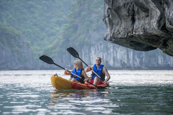 Mystische Lan Ha Bucht Kreuzfahrt mit «Ginger» ab Hanoi: heritage-line---lan-ha-bay---excursion---kayaking-2_49535984793_o