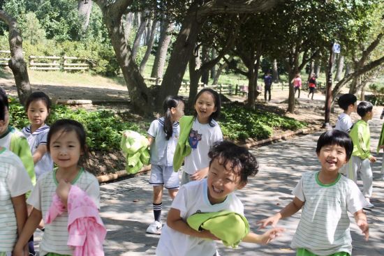 Vielfältiges Südkorea ab Seoul: Kids in Park