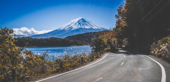 Mietwagen Rundreise «Izu Peninsula» ab Tokio: Mt Fuji in Japan and highway road