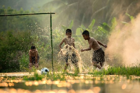 Circuit en voiture de location au sud de Bangkok: Kids playing football on the river