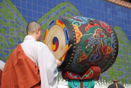Spirituelles Erlebnis «Temple stay» ab Busan: Monk with Drum in Temple