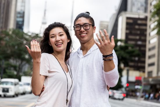 Vielfältiges Südkorea ab Seoul: Young couple with a welcome