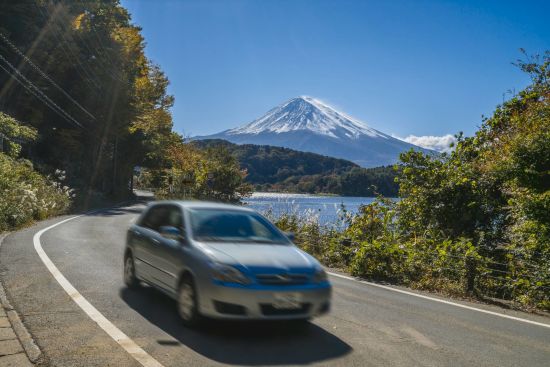 Mietwagen Rundreise «Izu Peninsula» ab Tokio: Car driving near Mt Fuji