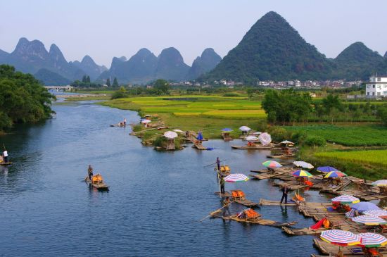 Les hauts lieux de la Chine de Pékin: Yangshuo: river with mountains