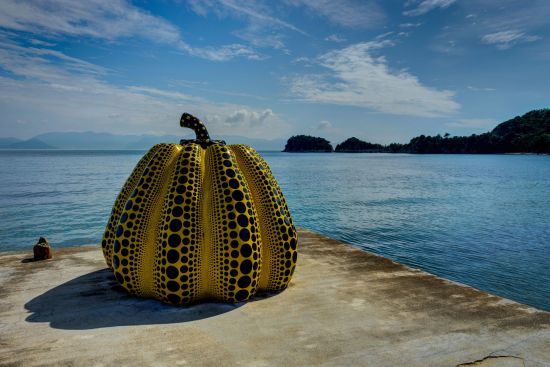 Shikoku – Japans stille Seite ab Takamatsu: Naoshima Island Art Piece Museum Japan Yellow Pumpkin