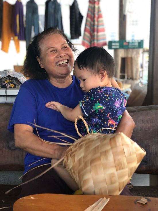 La côte orientale sauvage de Taïwan de Taipei: Duli woman with basket