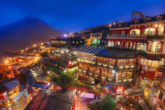 La côte orientale sauvage de Taïwan de Taipei: Jiufen, Taiwan hillside with old teahouses at dusk