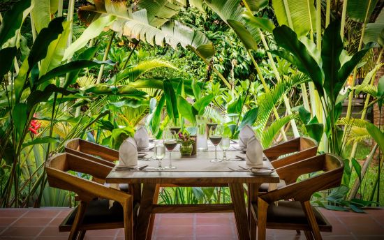 Farmhouse Resort & Spa - projet social Smiling Gecko de Phnom Penh: f&b: Restaurant Farmhouse Table