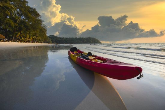 D'île en île dans le golfe de Thaïlande en individuel de Ko Chang: Ko Kood Red kayak at the beach by the sea in the evening