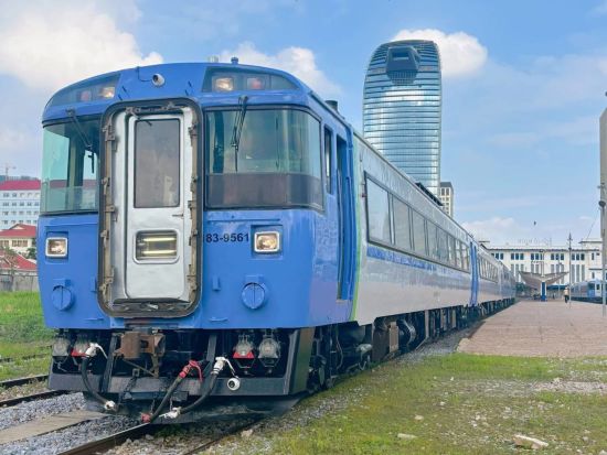 Pfeffriges Kampot ab Phnom Penh: Train leaving Phnom Penh