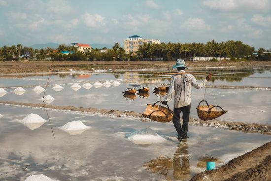 Pfeffriges Kampot ab Phnom Penh: Kampot Man working in salt fields