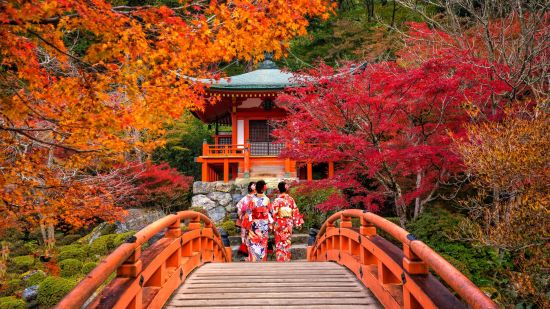 Gruppenreise «Höhepunkte Südkoreas und Japans» ab Seoul: Kyoto Daigo-ji temple with women with traditional japanese Yukata