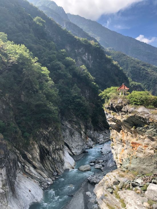 La côte orientale sauvage de Taïwan de Taipei: Taroko with pavilion