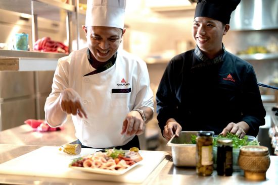 Croisière fluviale luxueuse au Laos de Vientiane: heritage-line-i-upper-mekong-i-ship-anouvong-i-staff-09_53170227056_o