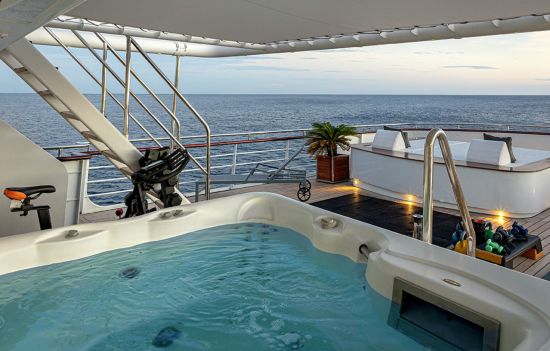 Raja Ampat mit Stil – Kreuzfahrt durch das unberührte Inselparadies ab Sorong: Aqua Blu | Jacuzzi & Outdoor Gym