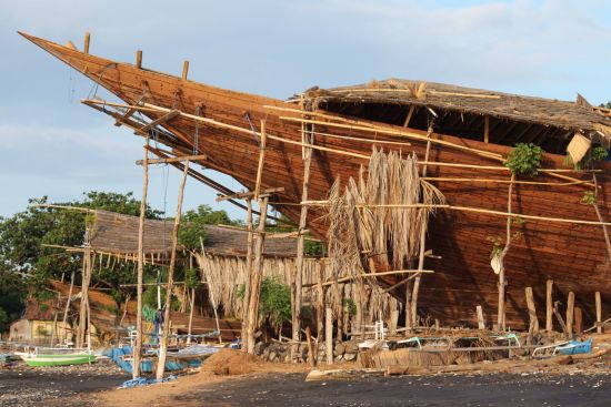 Kreuzfahrt zu den Komodo-Waranen ab Labuan Bajo: Boat Builders Sumbawa