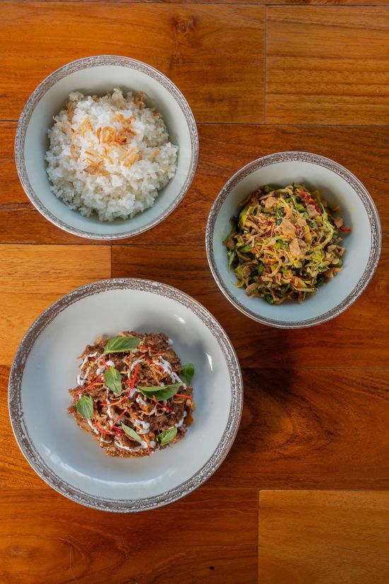 Traumhafte Kreuzfahrt ins Herz der Molukken ab Ambon: Aqua Blu | Meals vegan | Rendang of slow cooked jackfruit, Balinese urup salad & jasmine white rice