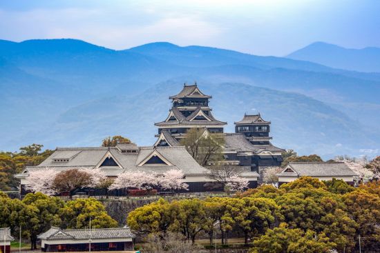 Kyushu – L'île ardente du Japon de Kagoshima: Kumamoto Castle with cherry blossoms in spring