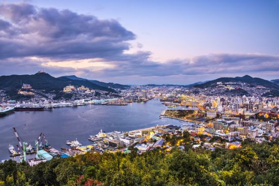 Kyushu – L'île ardente du Japon de Kagoshima: Nagasaki skyline at the bay