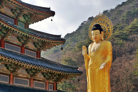 Circuit en groupe «Contrastes de la Corée du Sud» de Séoul: The golden Maitreya Buddha of Beopjusa Temple