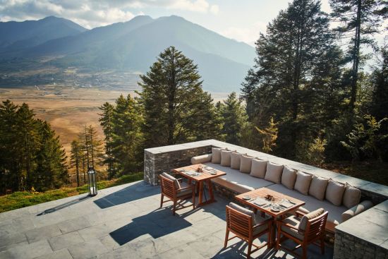 Six Senses Bhutan für Geniesser ab Paro: exterior: f&b: Restaurant Baa Zam terrace