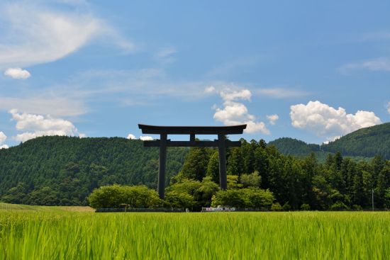 Kumano Kodo: Japans heiliger Pilgerpfad ab Kyoto: Guard frame at the entrance to a Shinto shrine