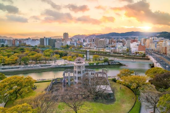 Hiroshima & die Schätze des Seto-Binnenmeers ab Kyoto: Hiroshima - Skyline with the atomic bomb dome