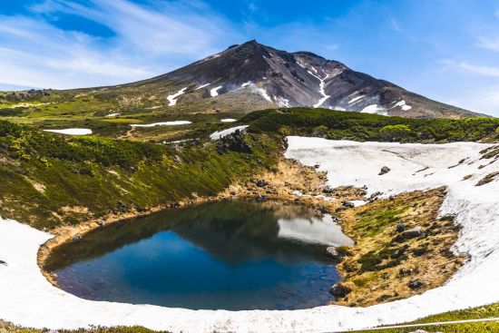 Circuit en voiture de location «Hokkaido compacte» de Sapporo: Mount Asiahidake viewed from Meoto Pond