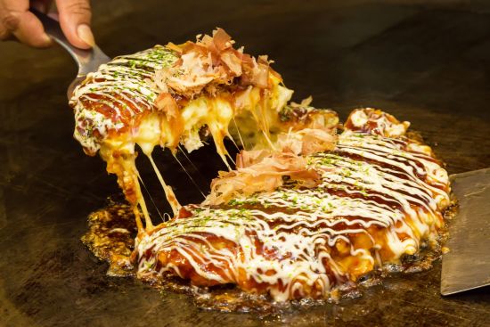 Hiroshima & les trésors de la mer intérieure de Seto de Kyoto: Okonomiyaki on the iron pan