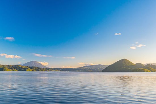 À travers le pays des Ainu de Hakodate: Morning scenery of Lake Toya