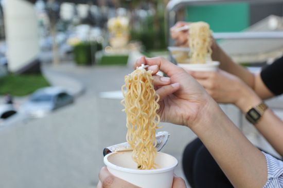 Familienabenteuer Japan ab Tokio: Instant cup noodles